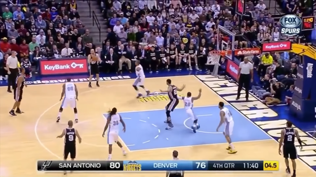 Sau khi nhận bóng, Ginobili thấy Duncan đã có lợi thế. Lúc này, bóng mới đến tay của Duncan để anh này có thể dứt điểm.