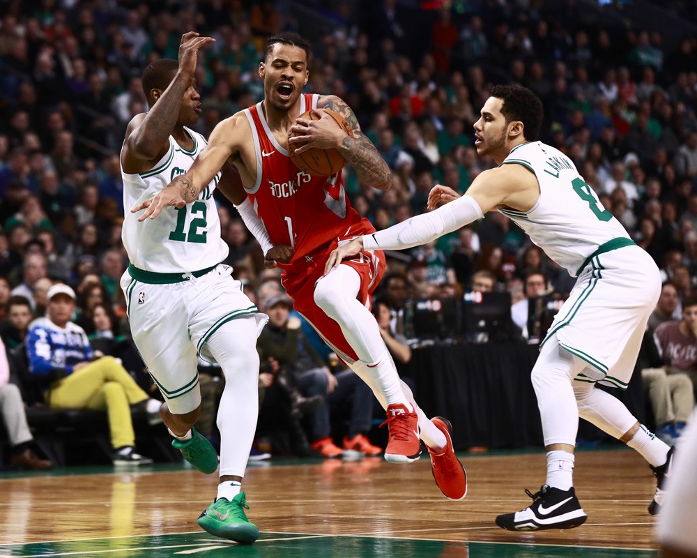 Gerald Green ra sân trong trận gặp Celtics với đôi giày của Trevor Ariza.
