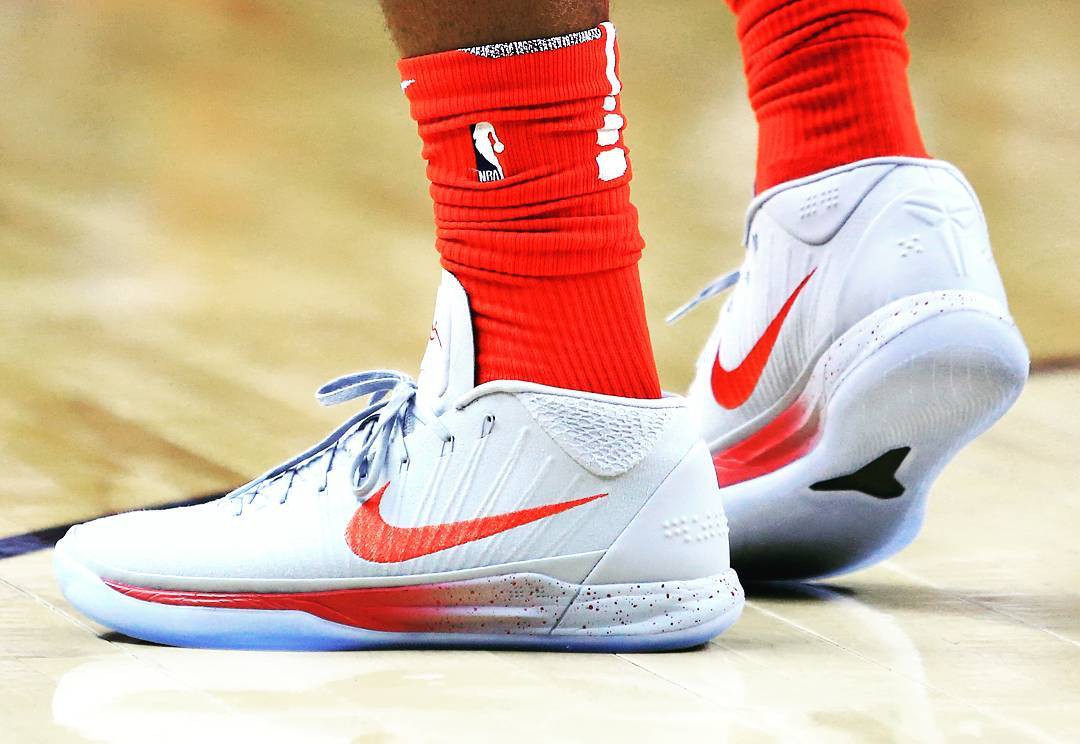DeMar DeRozan tiếp tục đại diện cho dòng Nike Kobe với mẫu Kobe AD Mid “PE” của riêng mình.