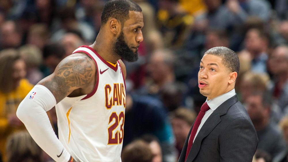HLV Tyronn Lue và LeBron James.