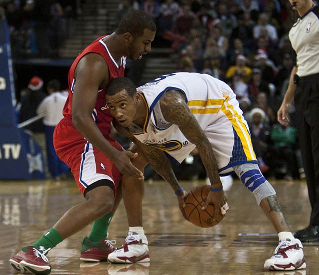 Monta Ellis đối đầu với Chris Paul.