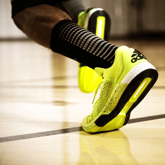 Mẫu Adidas CrazyLight Boost 2015.