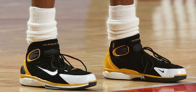 Cận cảnh một đôi Air Zoom Huarache 2K4 với phối màu PE trên chân Kobe Bryant.