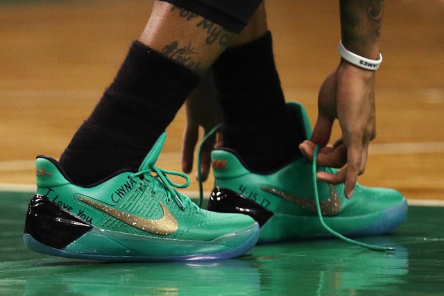 Thông điệp tưởng nhớ người em gái được Isaiah Thomas viết tay lên giày thi đấu của mình.