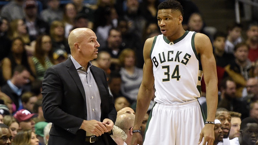 Giannis Antetokounmpo và HLV Jason Kidd.