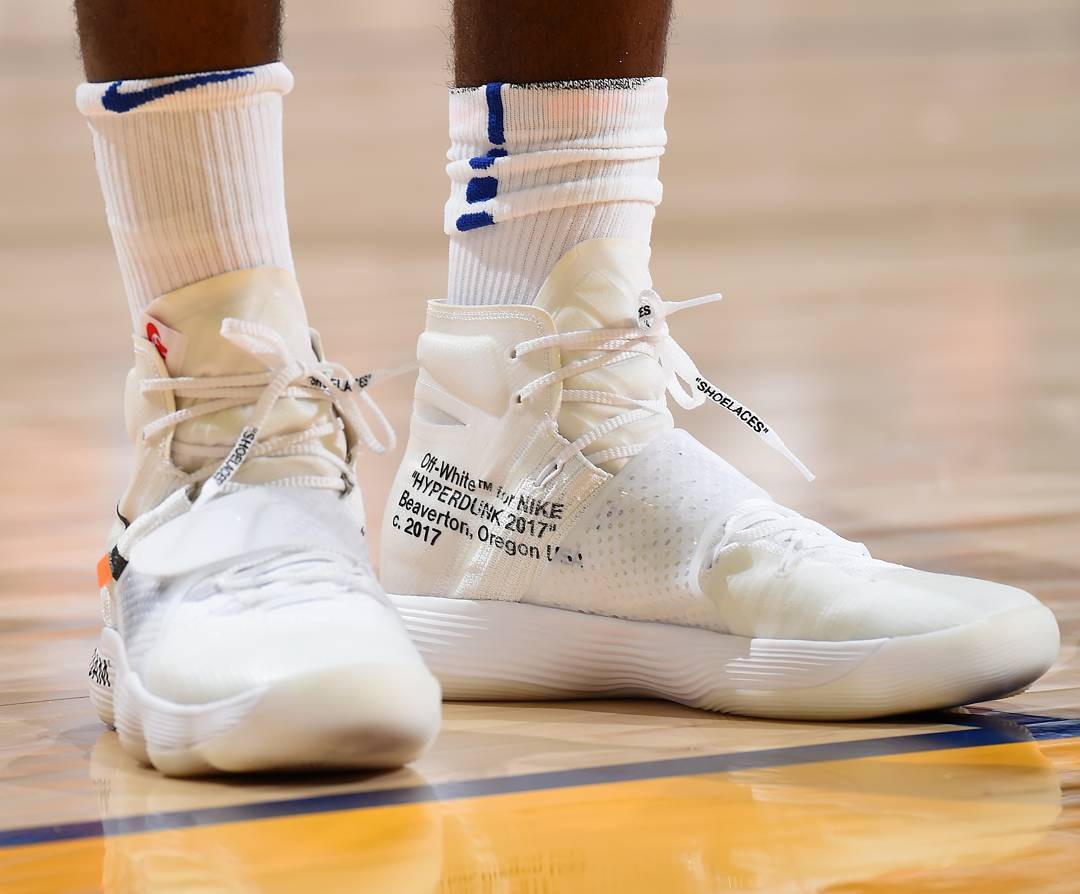 Bộ sưu tập “Off-White x Nike” đang làm điên đảo giới chơi giày trên toàn thế giới, và Draymond Green cũng vậy khi đã quyết định lên sân cùng Nike React Hyperdunk 2017 “Off-White”.