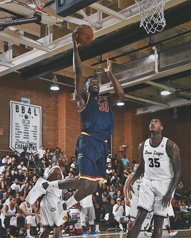  Julius Randle, tiền phong của Los Angeles Lakers chơi tại Drew League cho M.H.P