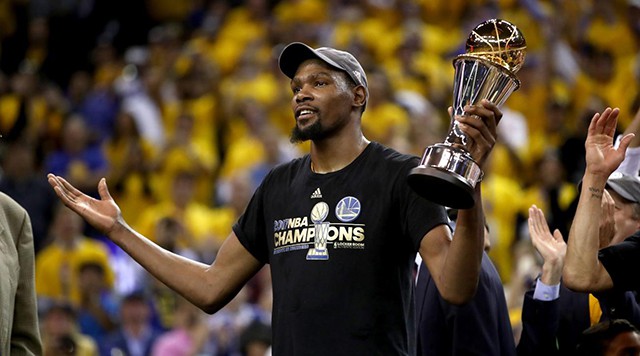 Kevin Durant cùng danh hiệu Finals MVP.