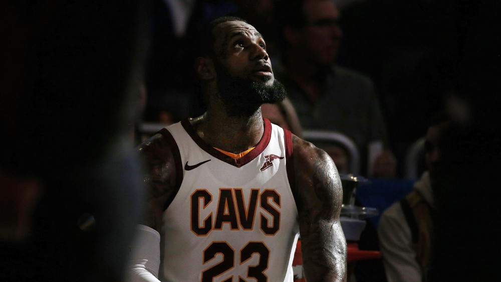 LeBron cuối cùng đã cho thấy ảnh hưởng về tuổi tác.