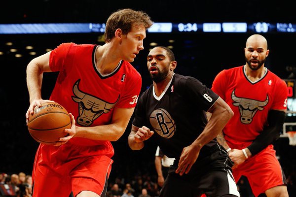Áo thi đấu có tay vẫn là một khái niệm rất lạ lẫm tại NBA thời điểm đó.