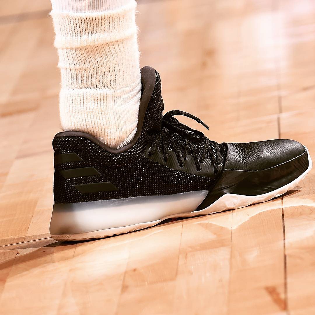 James Harden tiếp tục mùa giải mới với mẫu giày thửa đầu tiên Adidas Harden Vol.1 của anh