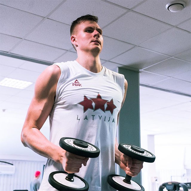 Kristaps Porzingis tại cơ sở tập luyện của tuyển bóng rổ quốc gia Latvia.