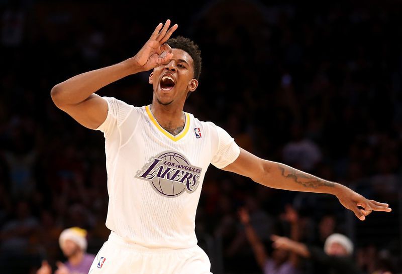 Nick Young với mẫu áo đặc biệt cho Giáng Sinh của Los Angeles Lakers.