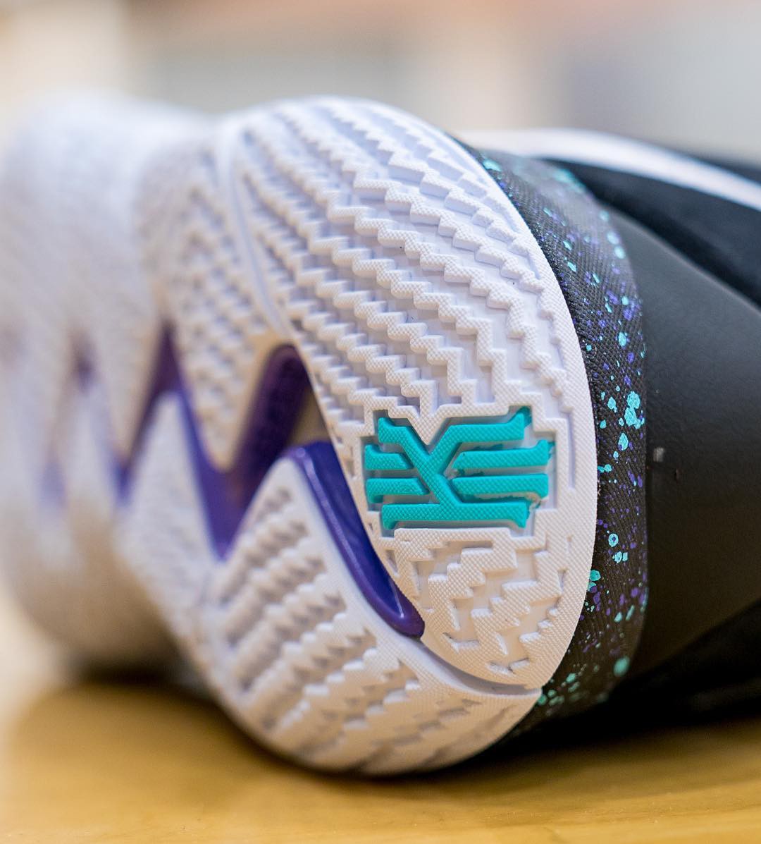 Rảnh chạy giữa hai bên vân đế của Nike Kyrie 4.