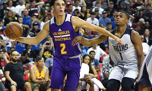 Lonzo Ball trong màn đối đầu với Dennis Smith Jr