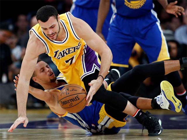 Curry và các đồng đội đã có trận đấu quá khó khăn.