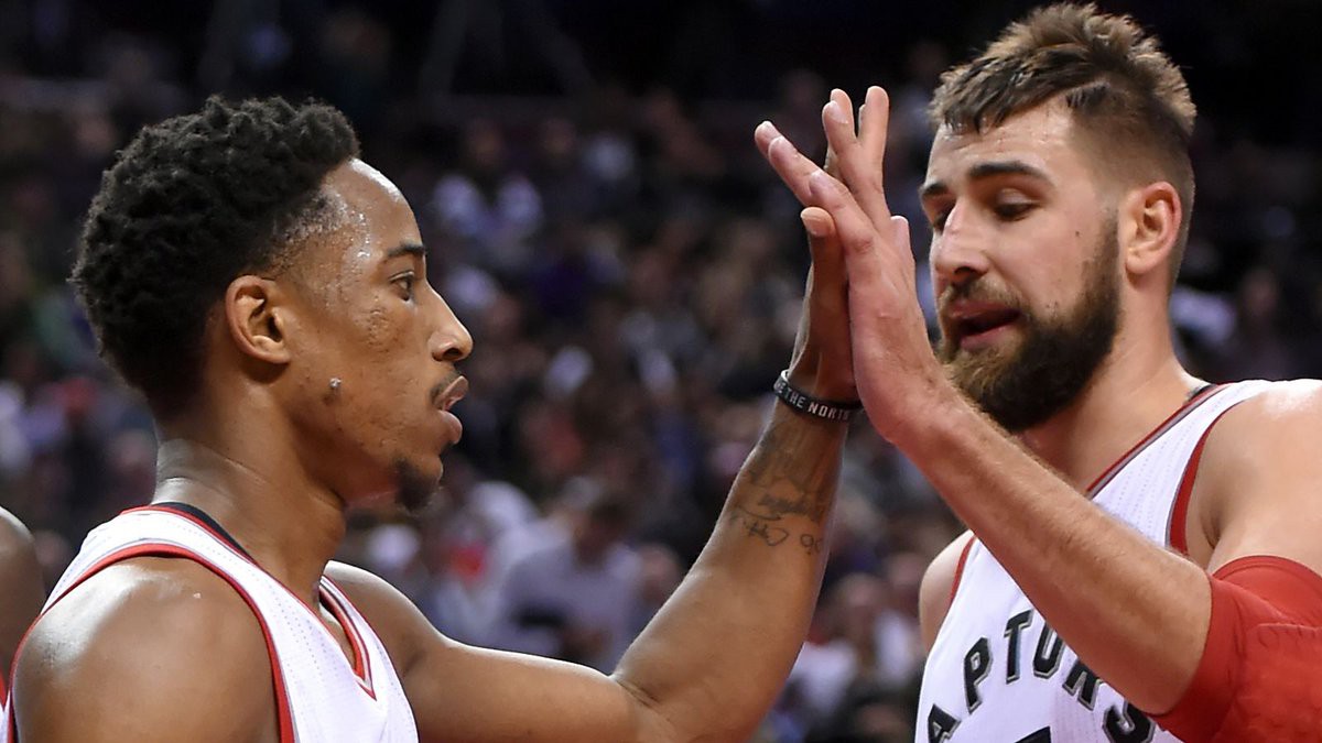 DeRozan và Jonas Valanciunas mang về tổng cộng 72 điểm cho Toronto Raptors trong trận đấu đầu tiên