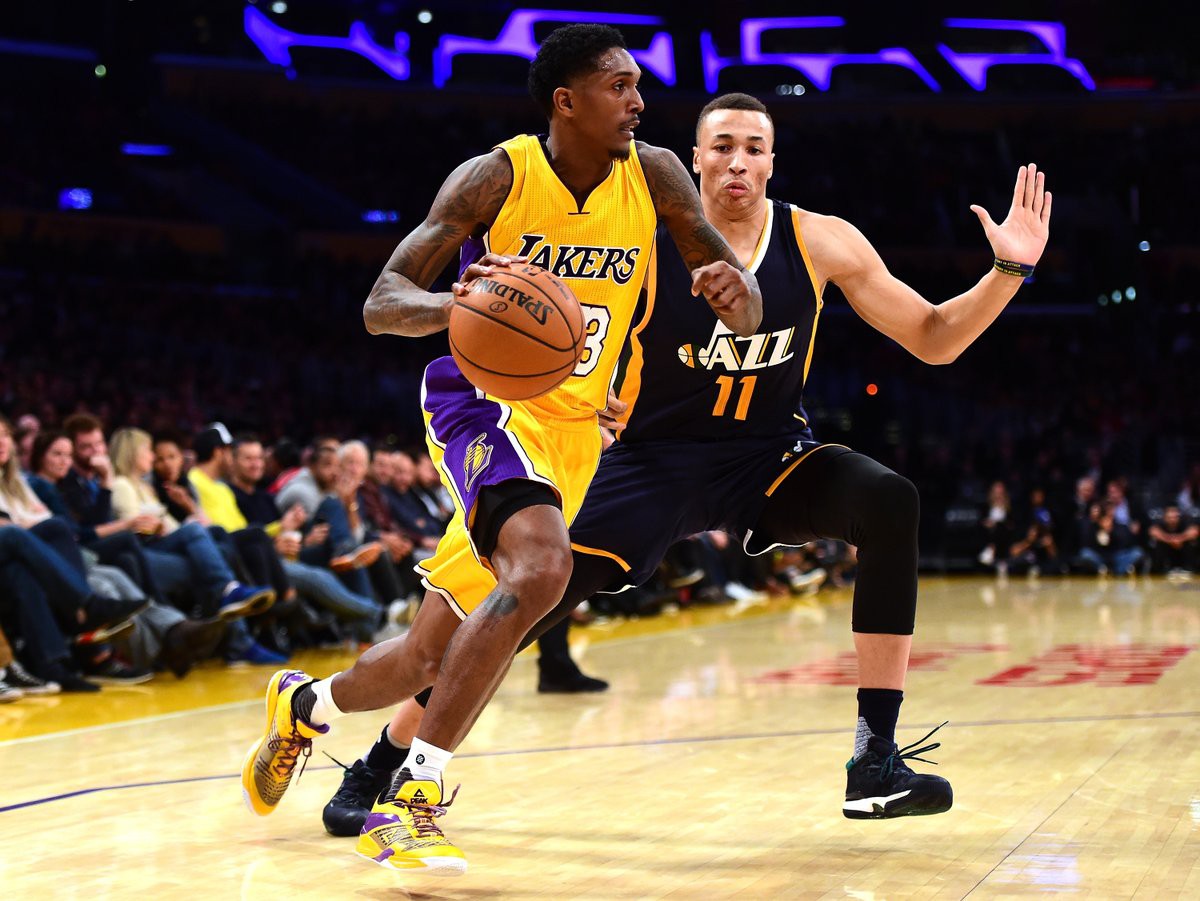 Lou Williams (áo vàng) được coi là siêu dự bị của Lakers mùa này