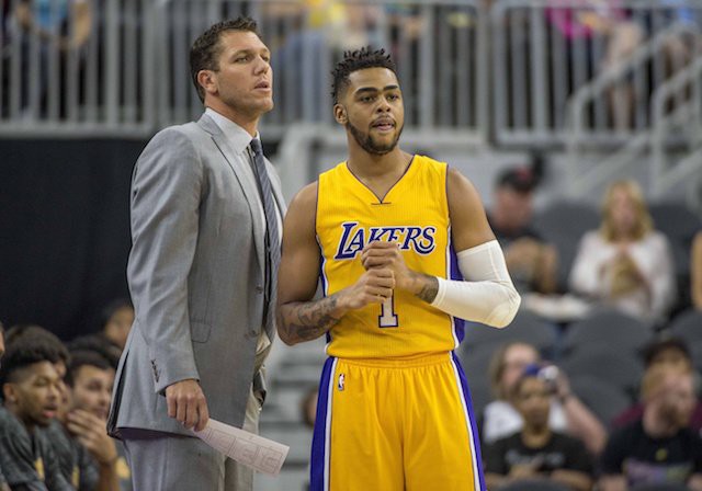 HLV Luke Walton và hậu vệ D’Angelo Russell 