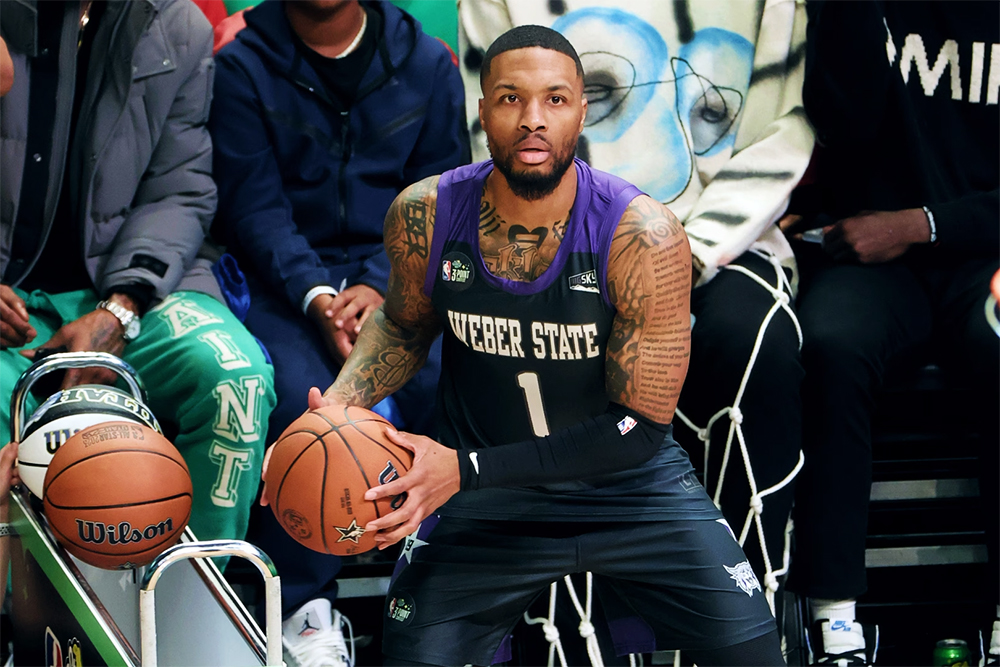 Không mặc áo thi đấu Portland Trail Blazers như bình thường, Damian Lillard dự 3-Point Contest bằng bộ đồng phục Weber State, ngôi trường của anh thời đại học