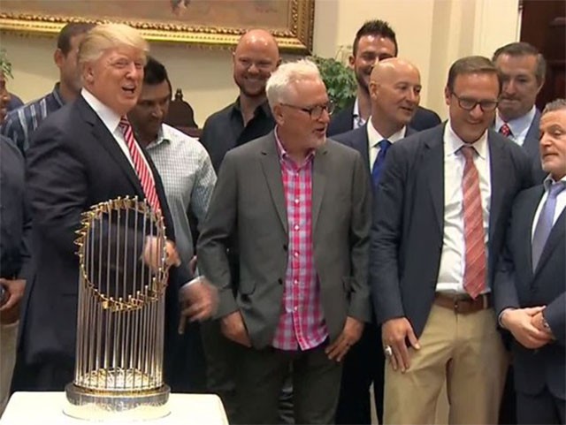 Gilbert (nắm tay trước bụng) xuất hiện cùng Chicago Cubs tại Nhà Trắng.