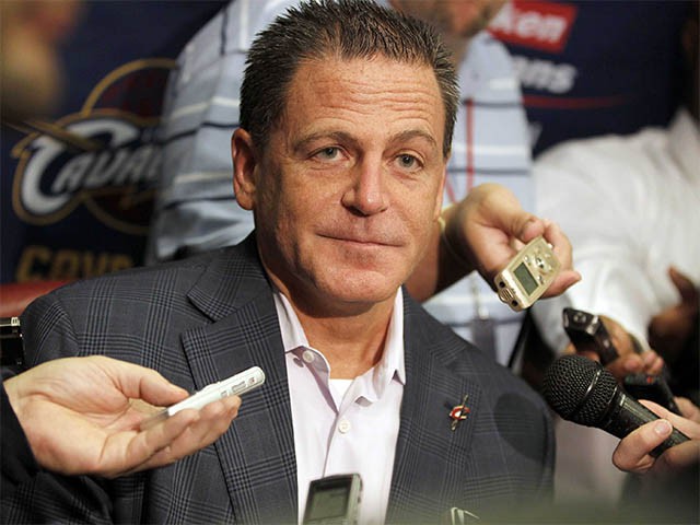 Dan Gilbert, người đã chịu mất cực kỳ nhiều tiền nhưng vẫn bị fan và cầu thủ Cavaliers la ó keo kiệt.
