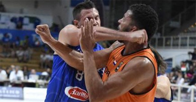 Danilo Gallinari chịu tai nạn không đáng có
