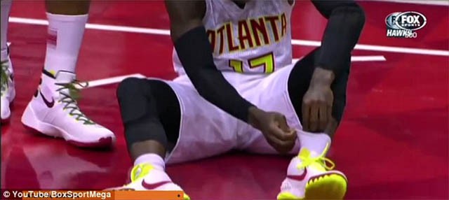 ...rồi Dennis Schroder bỏ nó vào tất để tiếp tục thi đấu