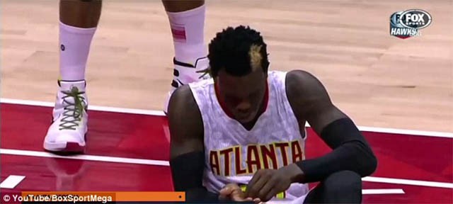 Dennis Schroder nhặt chiếc răng gãy lên...