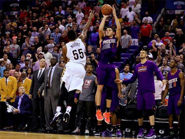 Pha ném bóng gỡ hòa 102-102 để đưa trận đấu vào hiệp phụ của Devin Booker.