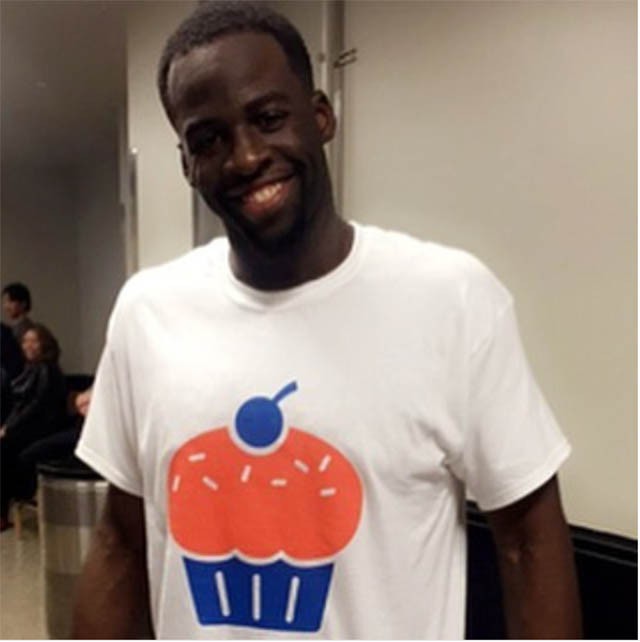 Draymond Green mặc áo Cupcake chế nhạo lại các cổ động viên OKC sau trận đấu