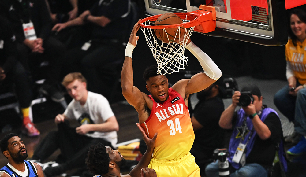 Giannis Antetokounmpo chỉ thi đấu đúng 20 giây đầu tiên của trận NBA All-Star 2023, ghi 2 điểm rồi sau đó lập tức rời sân để dưỡng thương