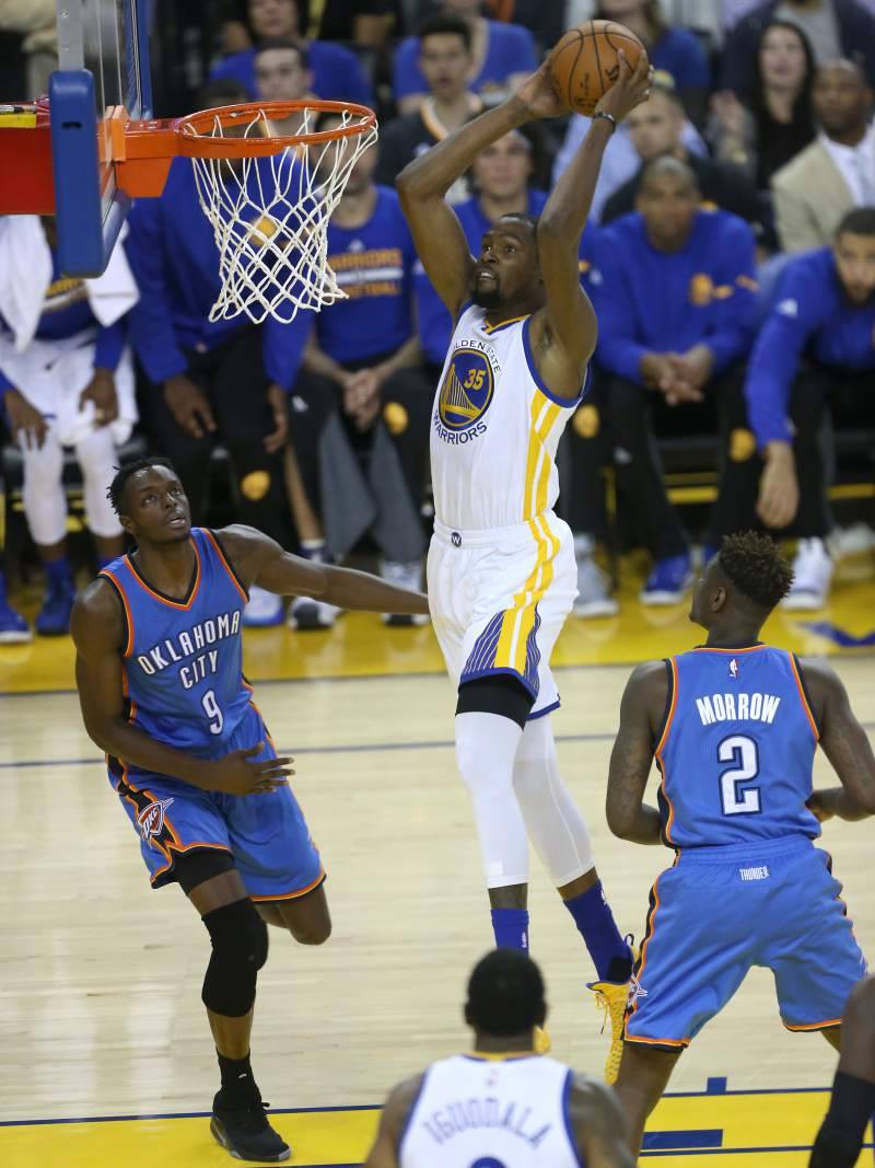 Kevin Durant tăng tốc trong hiệp 2, đánh gục đội bóng cũ OKC Thunder cùng bạn cũ Westbrook.