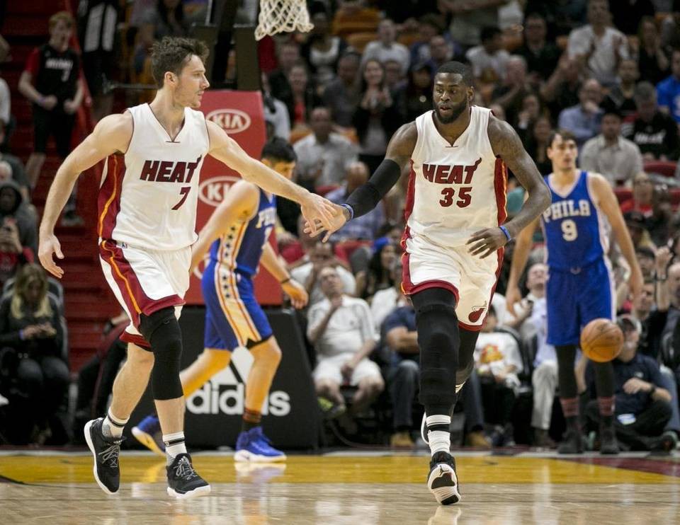 Dragic (số 7) đang được đồng đội hỗ trợ đắc lực để ném xa