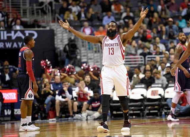 James Harden trực tiếp ghi những điểm quan trọng và liên tục kiến tạo cho Houston Rockets.