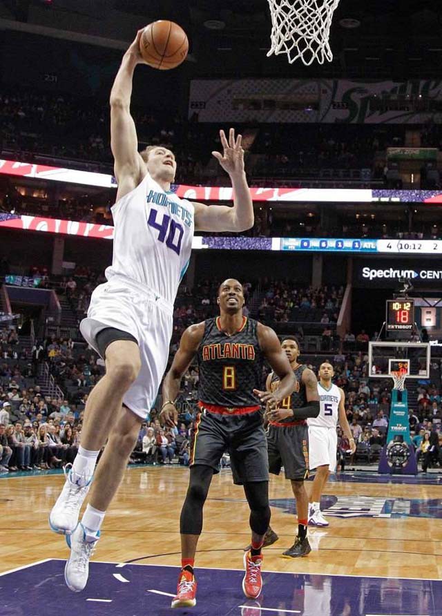 Cody Zeller (Hornets) lên rổ trước mắt Dwight Howard (Hawks).