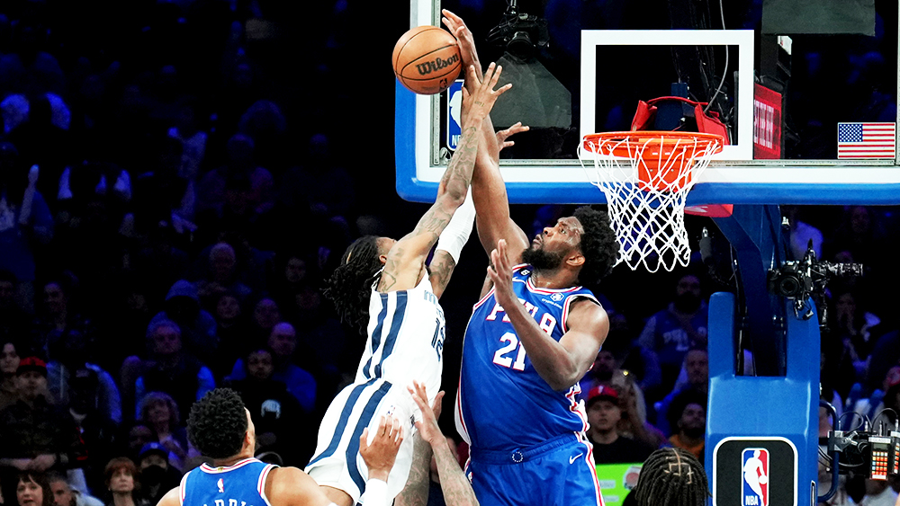 Khoảnh khắc Joel Embiid chặn đứng Ja Morant bằng một trong những cú block đẹp nhất từ đầu mùa giải