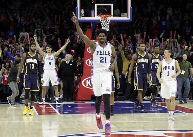 Joel Embiid tỏa sáng trong hiệp phụ mang lại trận thắng đầu tiên cho 76ers.