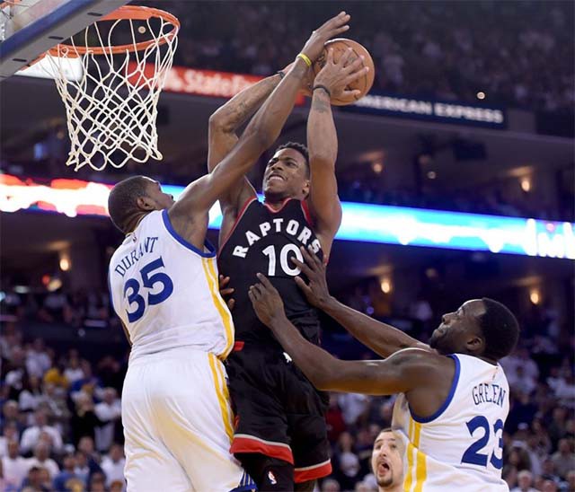 Kevin Durant có một trận đấu hay trong cả tấn công và phòng thủ