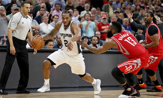 Kawhi Leonard đang tấn công ở trận gặp Houston Rockets mùa trước