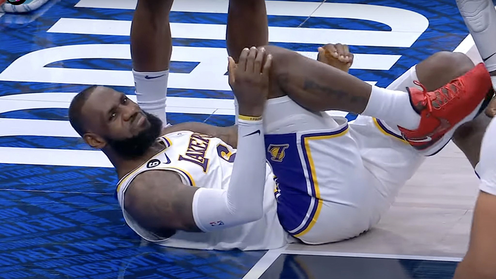 LeBron James nằm sân và nói rằng "Tôi nghe thấy có gì đó đứt thì phải"
