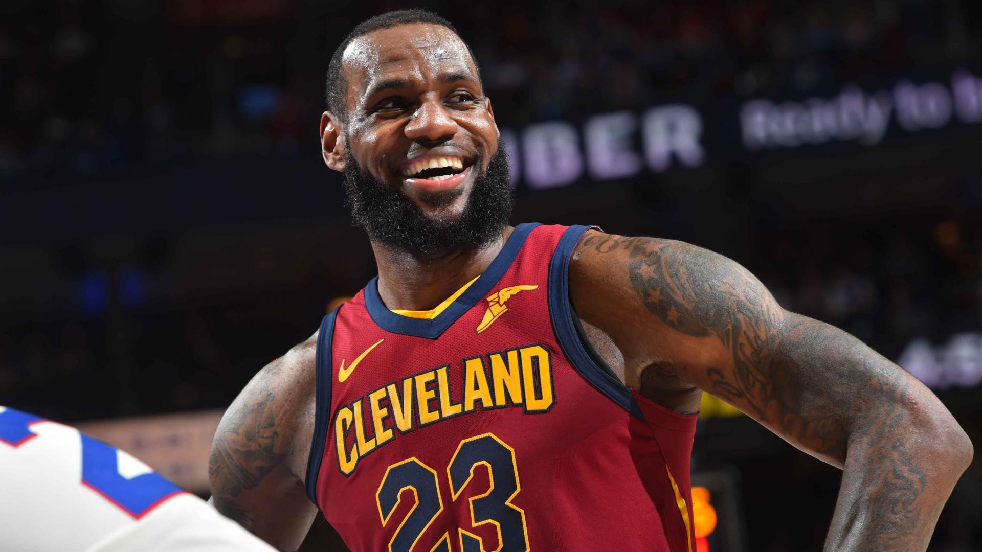'Tàu tốc hành' LeBron James, 15 năm vẫn chạy tốt!