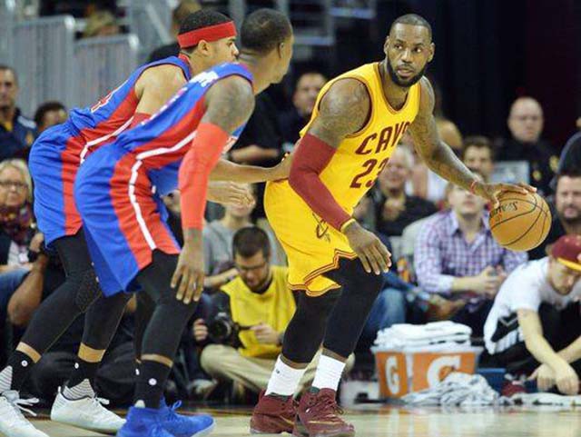 Detroit không phải đối thủ xứng tầm với Cavaliers khi LeBron James (phải) trở lại.