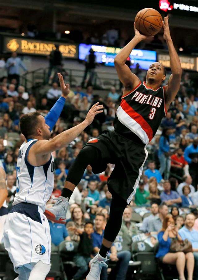 Lillard tiếp tục có phong độ khủng khiếp trên sân American Airlines Center.