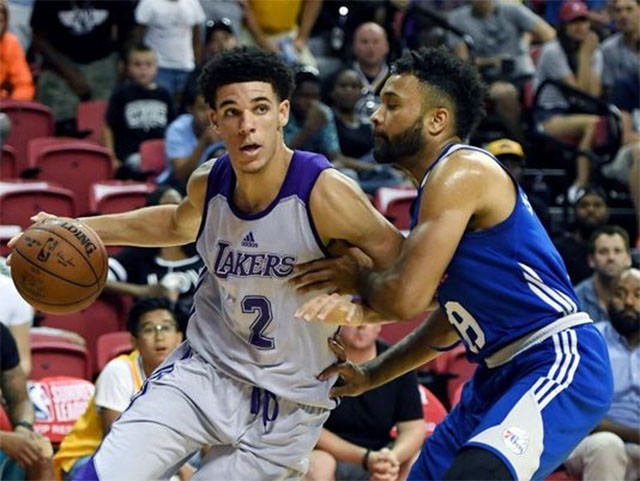 Khoảnh khắc Lonzo tỏa sáng trong trận đấu với Sixers.