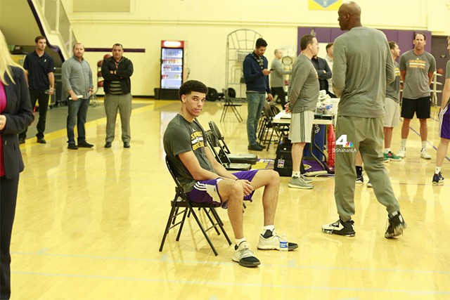 Lonzo Ball xuất hiện trên sân với đôi giày Harden 1 