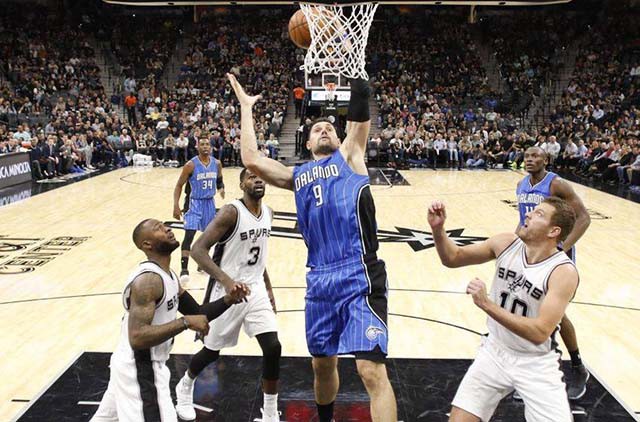 Nikola Vucevic (9) lập double-double khi Magic hạ Spurs.
