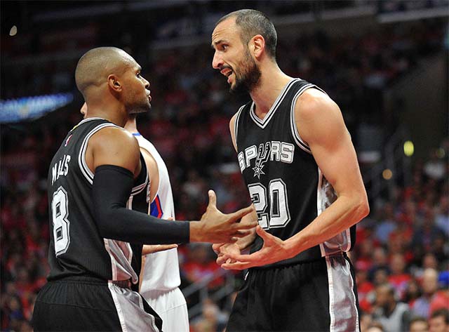 Manu Ginobili (20) có những pha steal quan trọng trong khi Patty Mills (8) có cú ném 3 điểm định đoạt số phận của trận đấu.