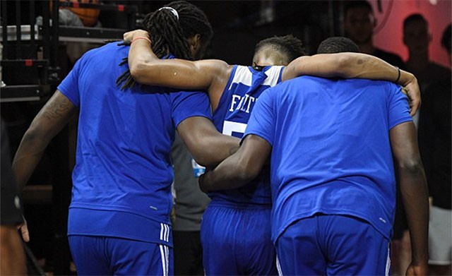 Markelle Fultz phải nhờ sự trợ giúp để rời sân