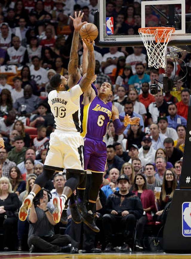 Miami thể hiện bản lĩnh hơn hẳn so với các cầu thủ trẻ của LA Lakers.